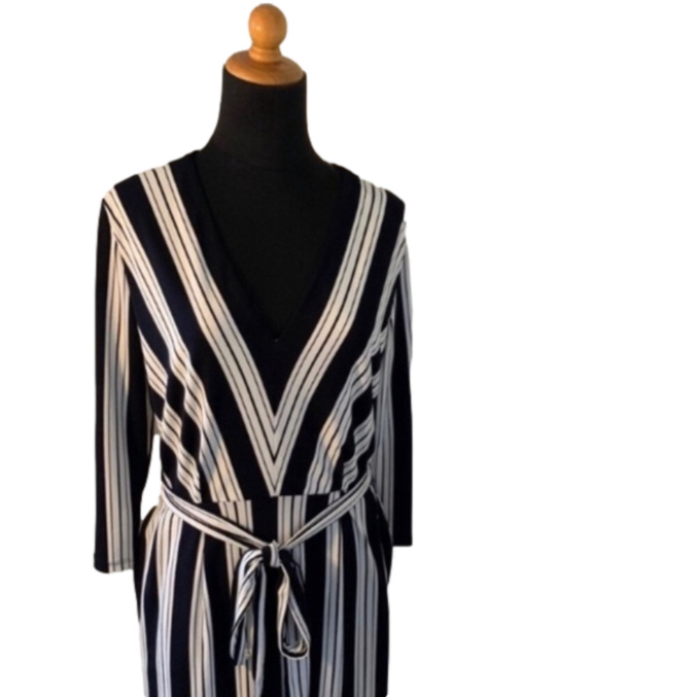 𝅺H&M striped deep V-Neckline dress size small